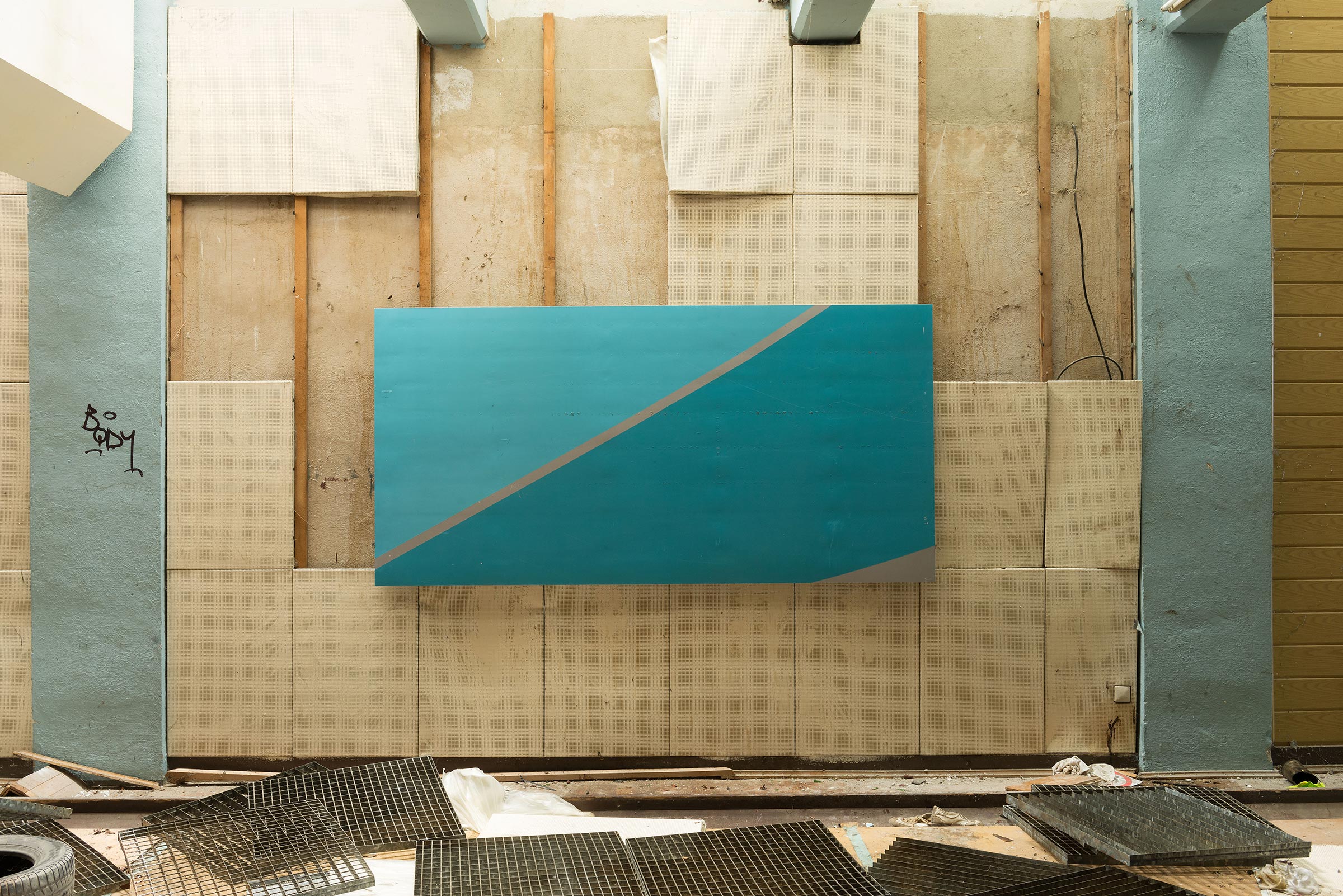 Michail Pirgelis, Left behind, 2015, aluminum, titan, lacquer, 132 × 266 × 4 cm – Picture 2